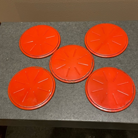 Vintage Set of 5 Aluminum Scottie dog coasters - Picture 4 of 4